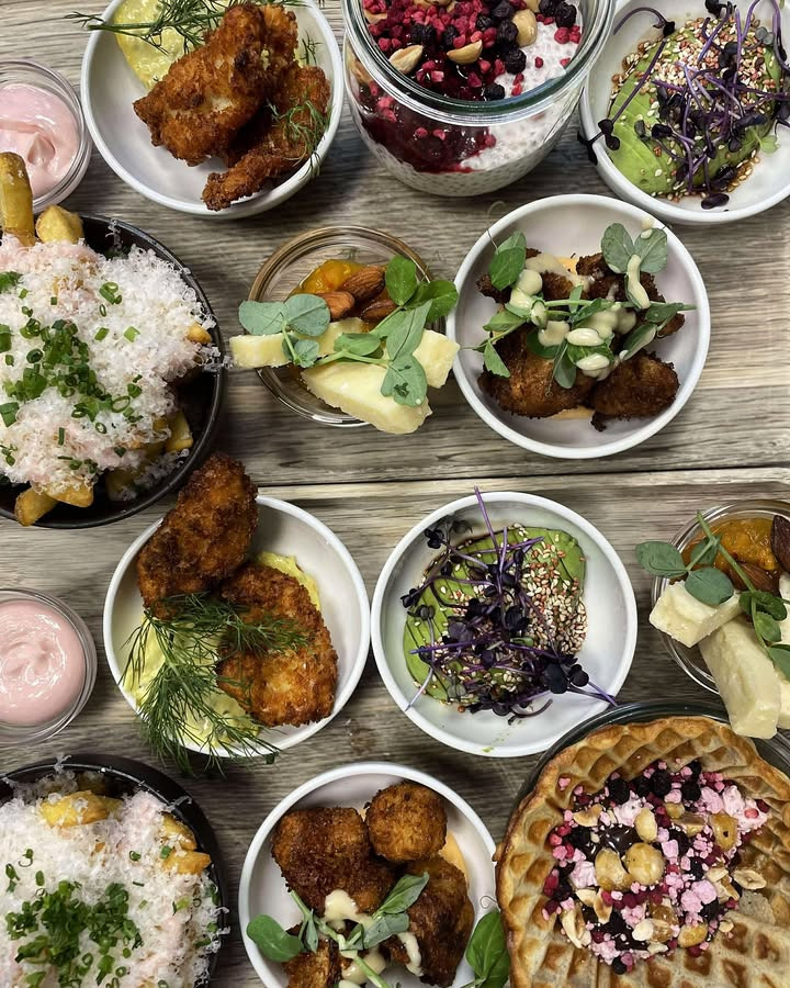 Café Bryggen genåbner med brunch, burgere og salater for julens pauser