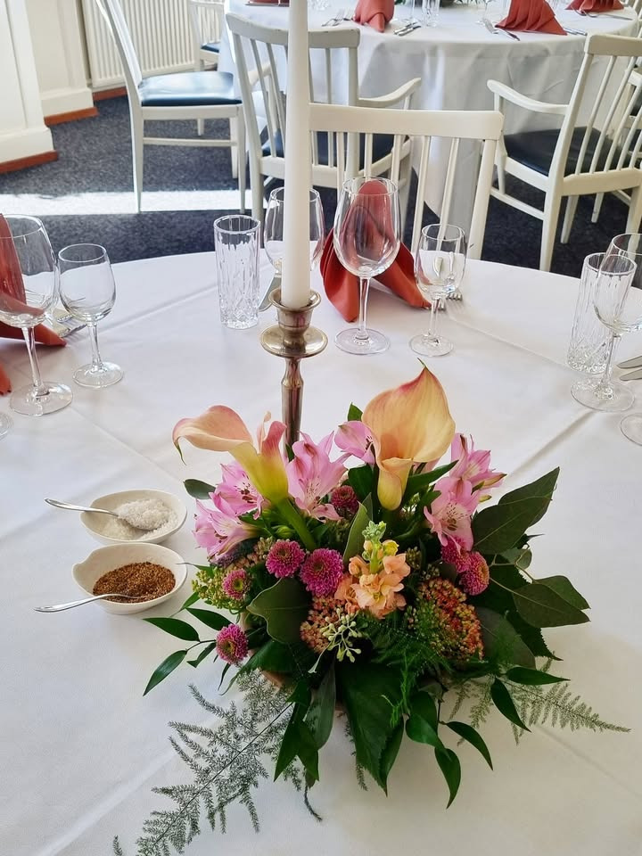 Frændes Madværk fremviser smukke opdækninger i caféen med blomster fra Blåbærgaardens Blomster