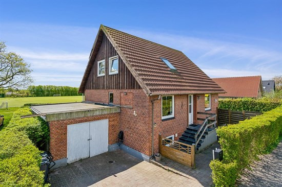 Skøn 3-plans rødstensvilla med god udsigt, i udkanten af Ø. Brønderslev.