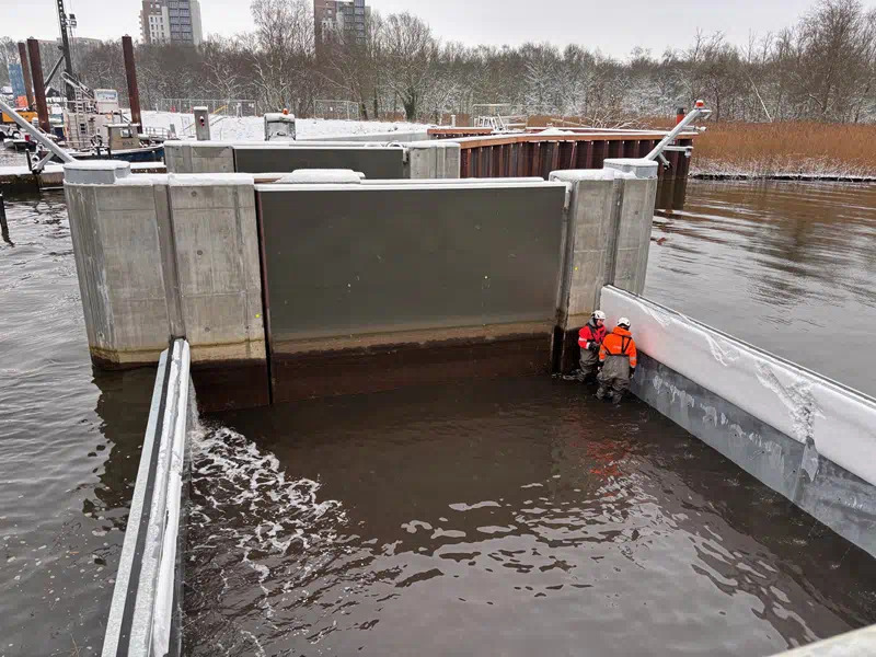 Fleksible gummilister erstatter træ ved porte for at forhindre nye revner i betonen