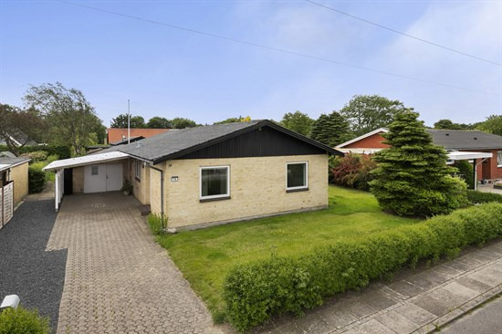 Til salg hos Nybolig Brønderslev & Vrå: Familievilla med skøn have og moderne indretning