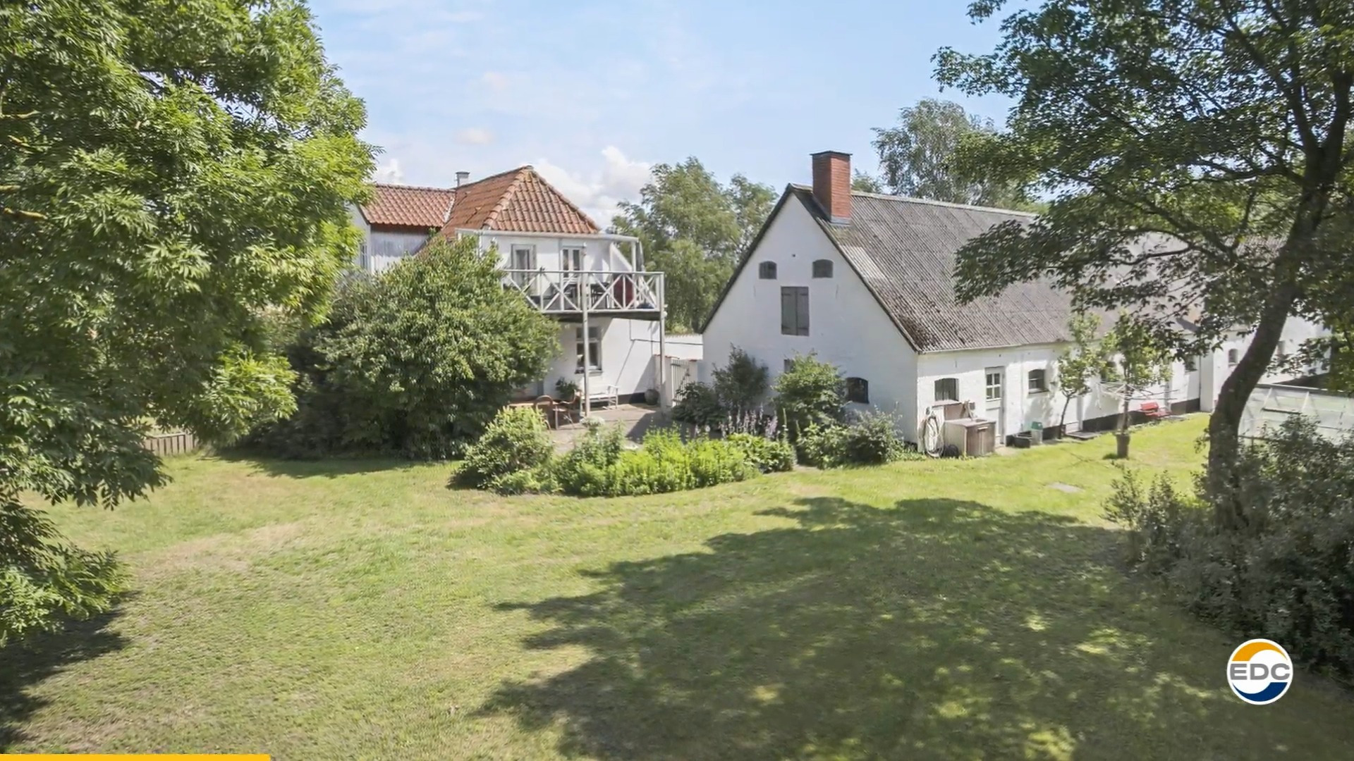 Oplev herregårdsstemning hos EDC Fjerritslev: Landejendom tæt på strand og natur til salg