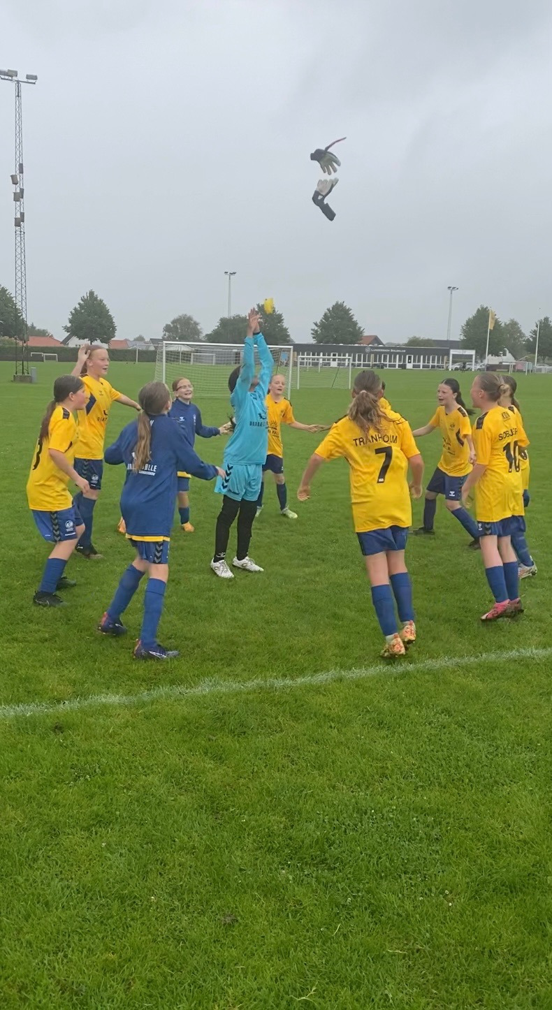 Lunderskov B U12-piger triumferede i nye spillertrøjer mod Uldum IF