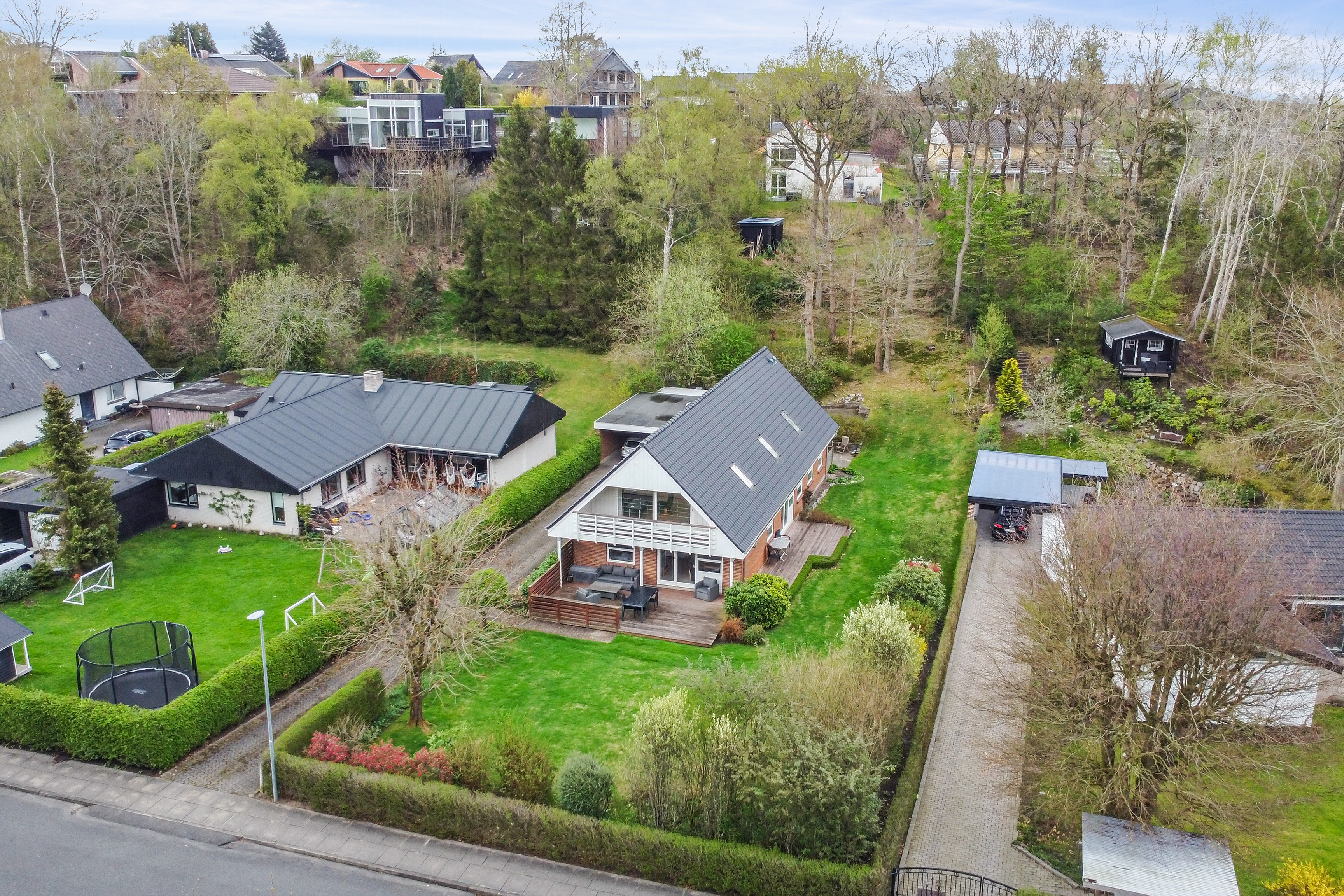 Stort hus med plads til familien i populært område