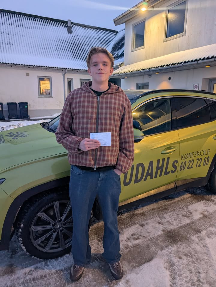 Emil Harbo får sit kørekort under udfordrende forhold med Kudahls Køreskole