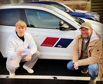 Lets Drive fejrer Marius' succesfulde køreprøve med selvtillid og stil