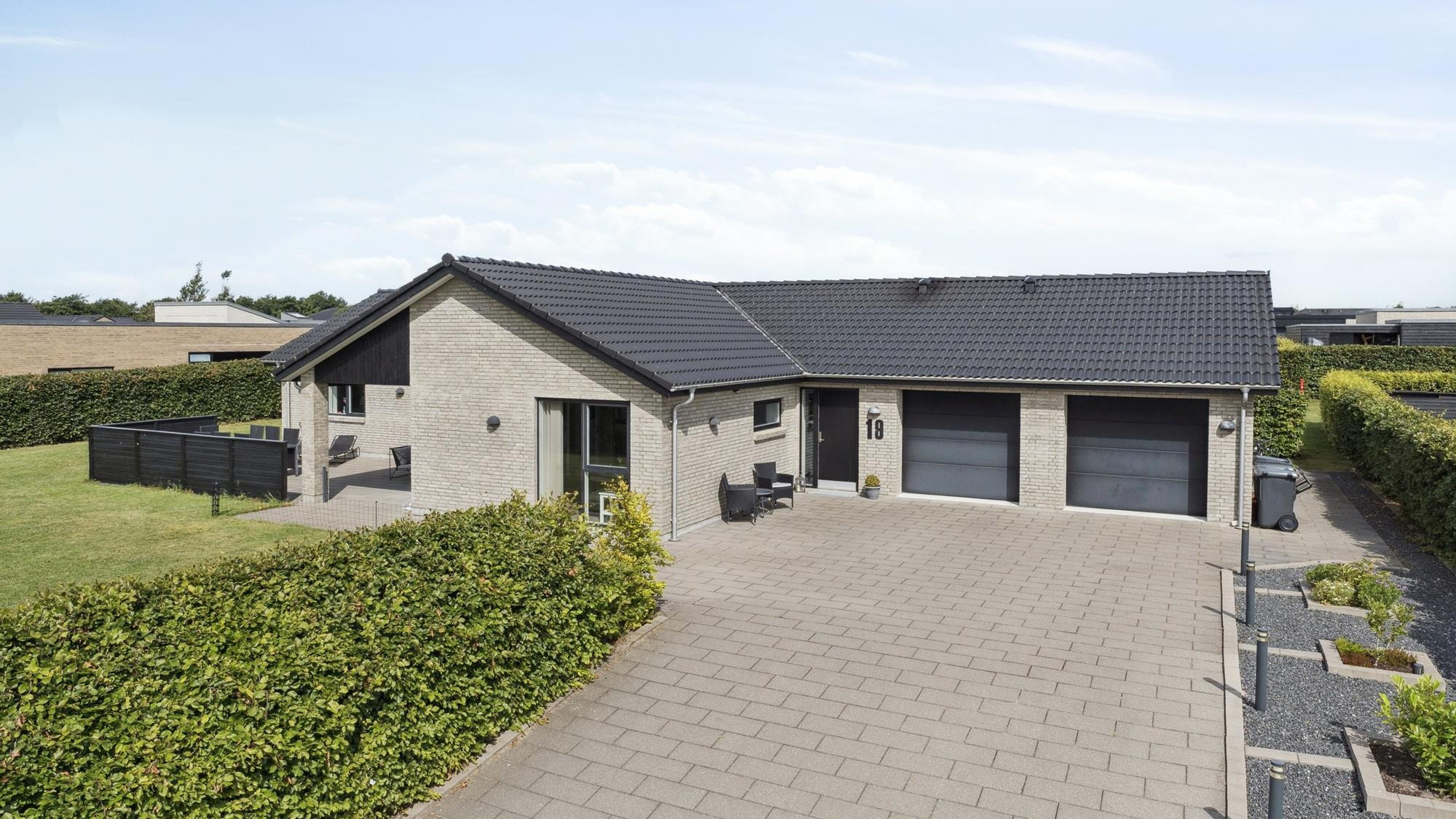 Moderne familievilla med udsigt, funktionelle løsninger og skøn beliggenhed