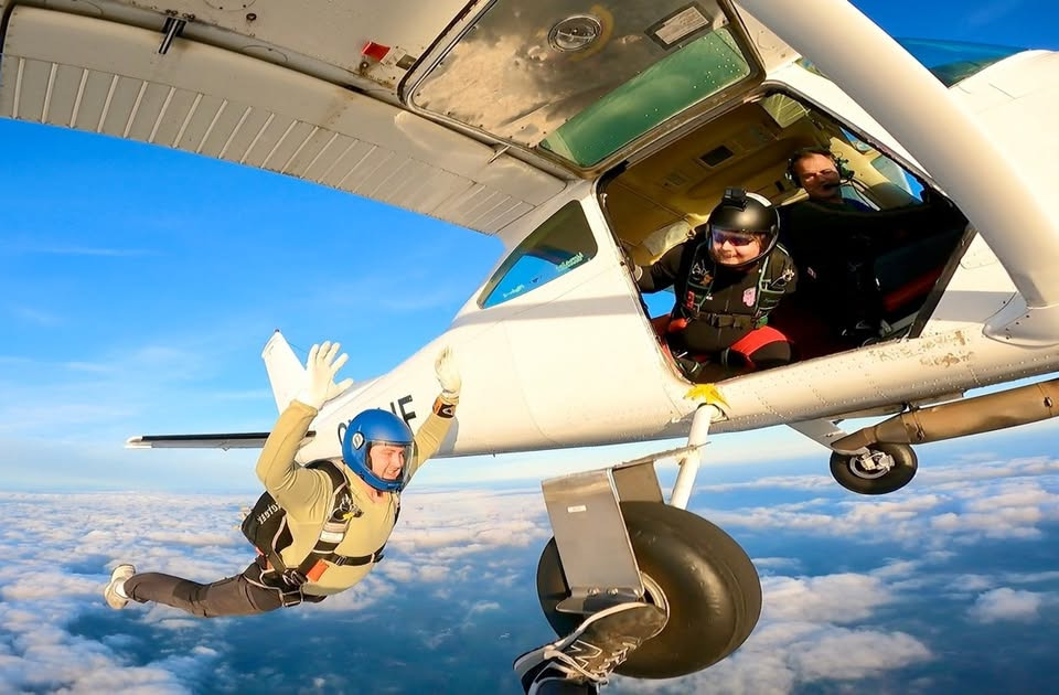 Begynderkursus i solospring ved Nordjysk Faldskærmsklub