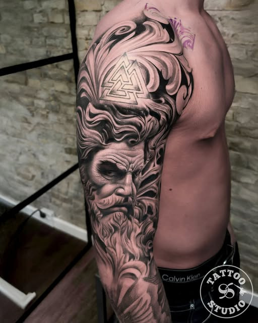 Tattoo Studio 96 Aalborg deler Sashas black & grey sleeve med nordisk energi