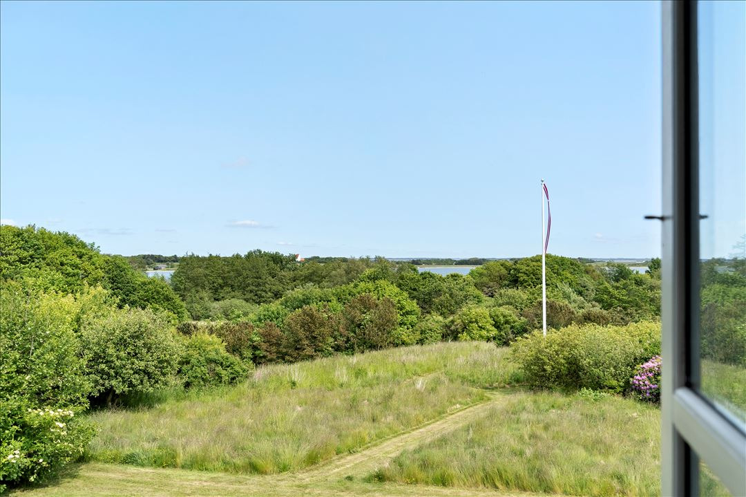 Til salg hos EDC Ejen­doms­grup­pen  Struer : Bjælkehus med fjordudsigt og fredelige omgivelser