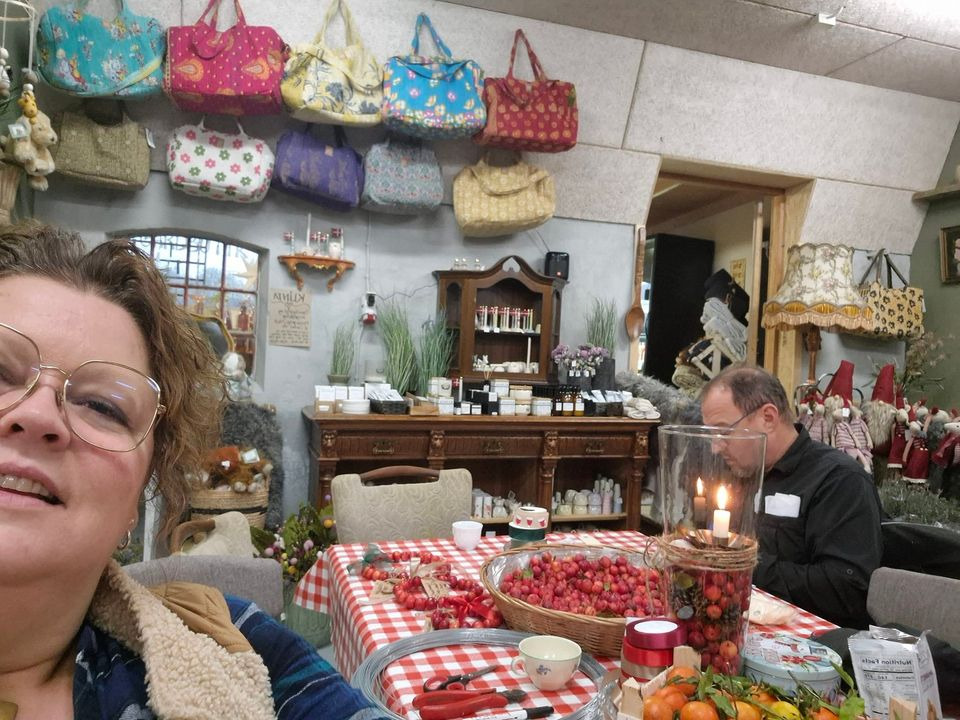 Bondemanden nyder rolig eftermiddag i Jensen Jordbær Gårdbutik med gavekurve til salg