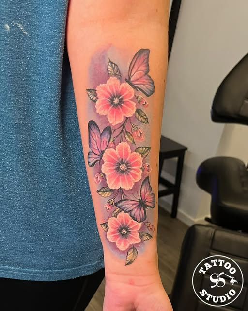 Tattoo Studio 96 Aarhus viser farvetatovering med blomster og sommerfugle
