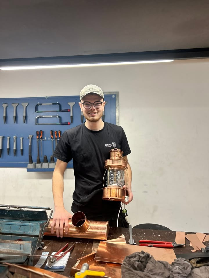 Stenum VVS fejrer lærling Mads som nyudlært blikkenslager med svendebrev