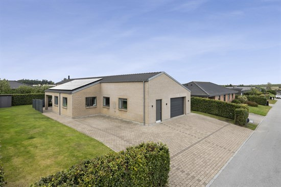 Indbydende villa fra 2008 med lys, åben plan og lukket have og garage