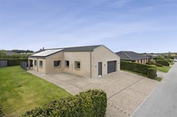 Indbydende villa fra 2008 med lys, åben plan og lukket have og garage