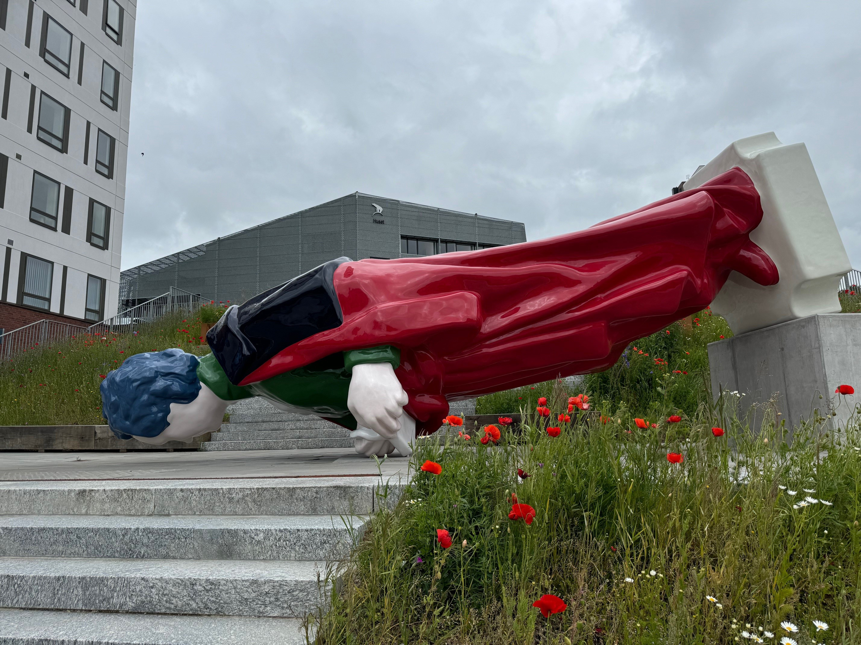 Træbænke flyttes – bedre udsigt til skulpturen Bar Roma