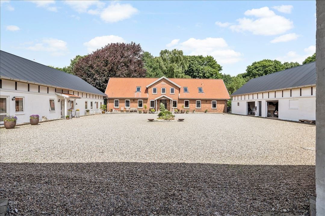 Til salg hos EDC Torben Larsen: Plads, ro og muligheder – to boliger under ét tag