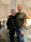 Julie fejrer lederuddannelse med fest på Dolphin hertil speciale optræden af Anders Bo Blichfeldt