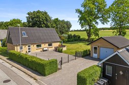 Stilfuldt renoveret villa med naturskøn udsigt i Øster Brønderslev