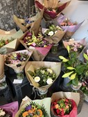 Selvbetjeningen fyldt op med værtindegaver og blomster