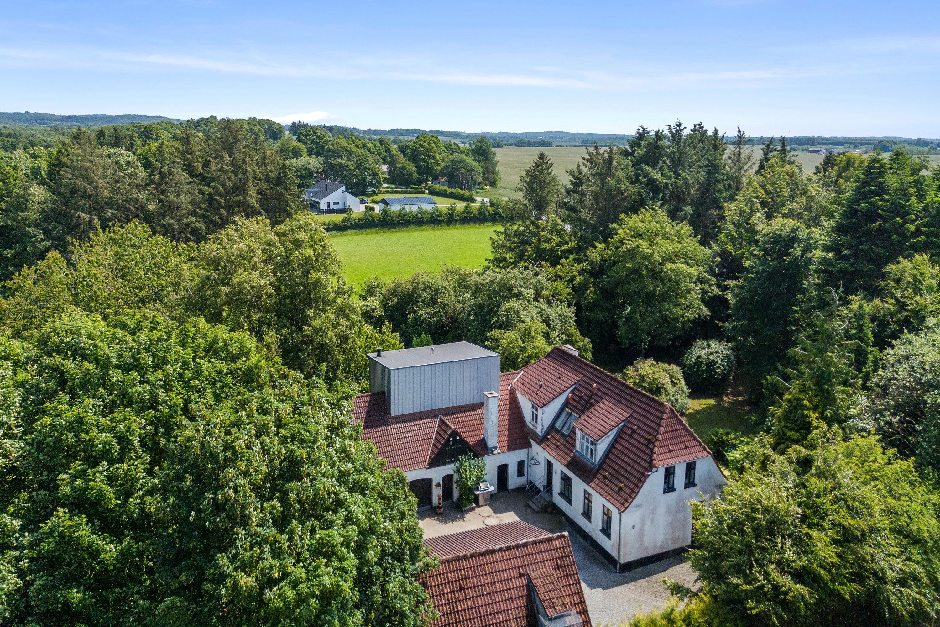 Rummelig ejendom med potentiale i idylliske omgivelser