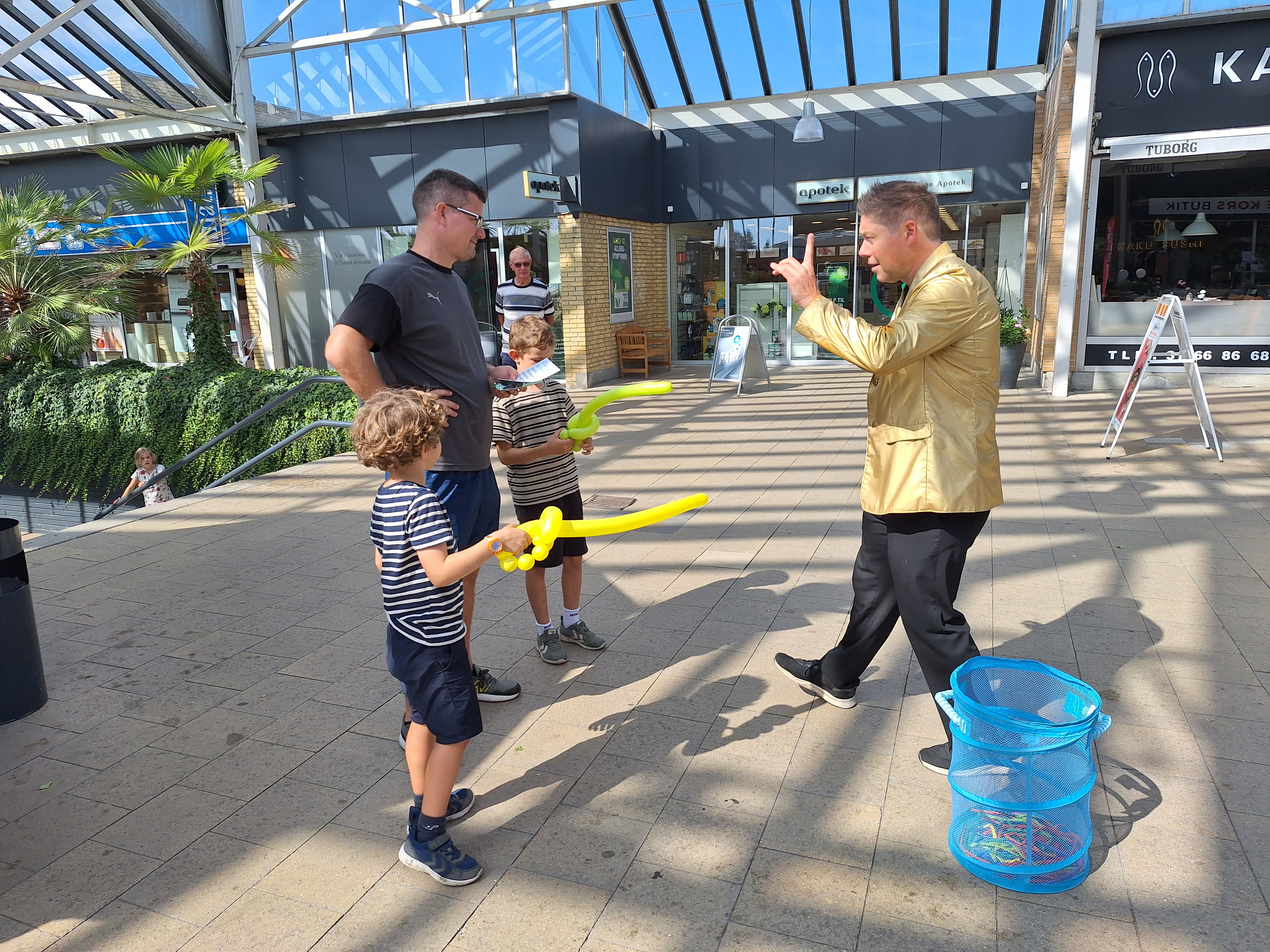 Frivillige delte fredagsslik ud og satte fokus på en vigtig sag