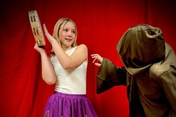 Zebragruppen fejrer 40 år med uropførelsen af Klokkeren fra Notre Dame i Vallensbæk Børneteater