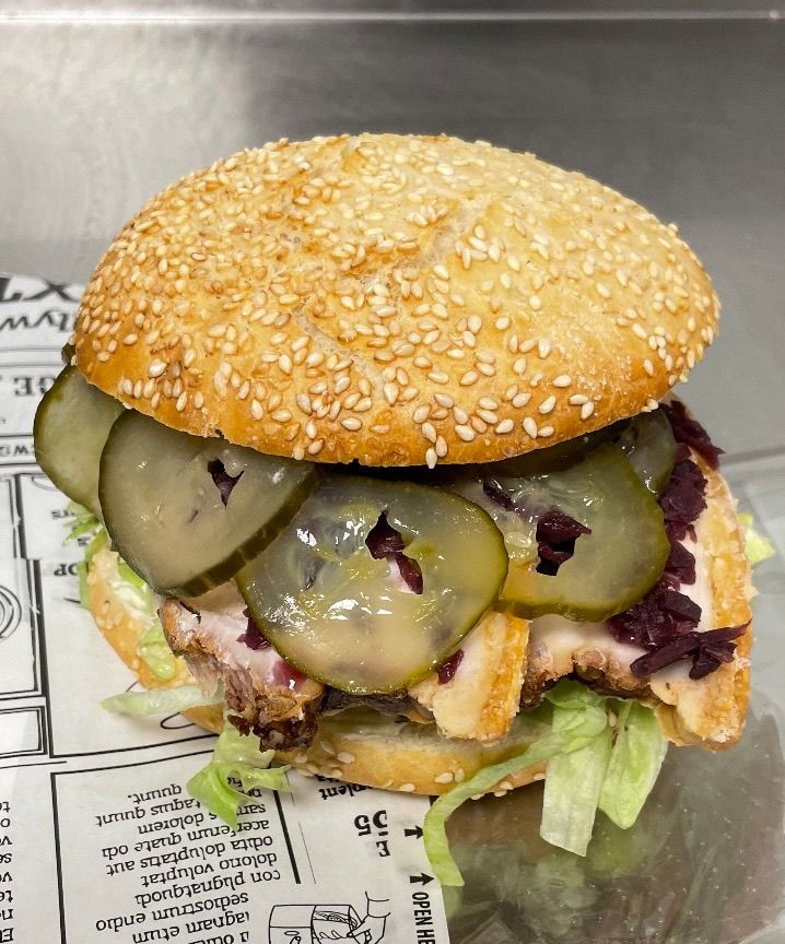 Fredagsflæskestegsandwich hos Spar Fårup klar til weekend til kun 39 kr