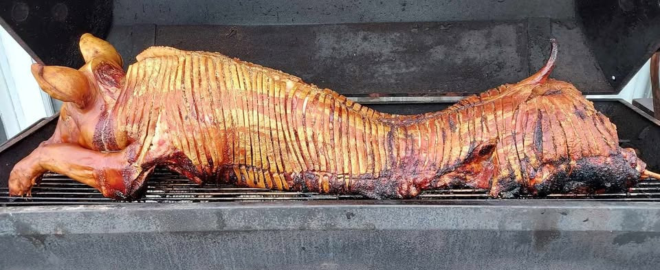 Grillaften i Grenaa: Helstegt pattegris og hygge