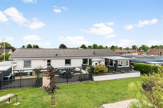 Indflytningsklar familievilla med plads, komfort og grønne omgivelser