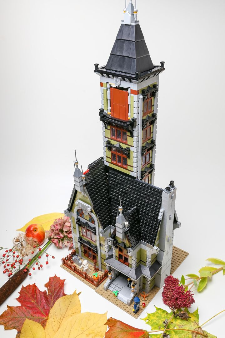 Billig Halloween-forberedelse hos Frelsens Hærs Genbrugsbutik: Haunted House Lego og pynt til festen