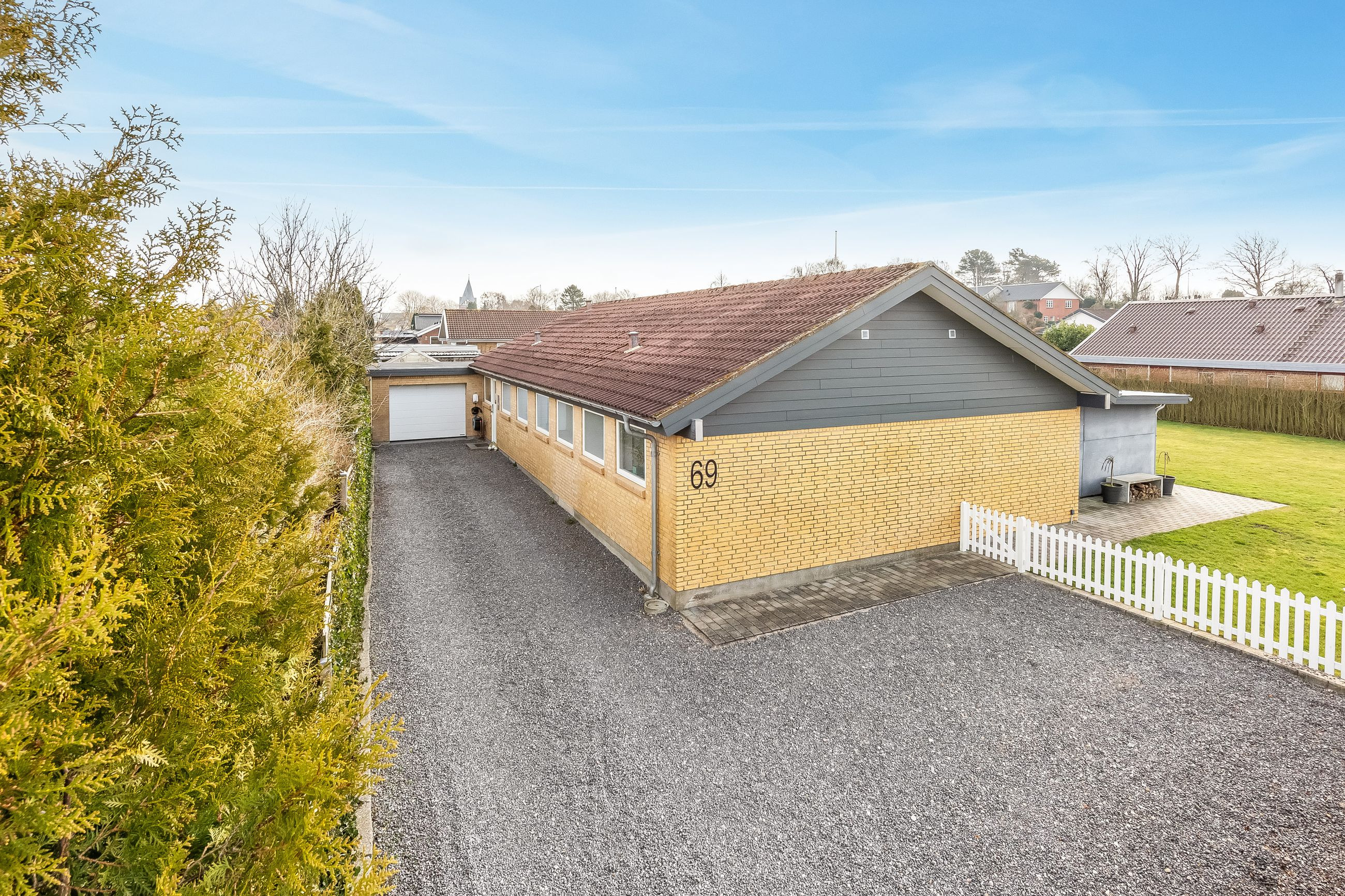 Moderniseret etplansvilla med bebygget areal på 176 kvm + isoleret garage