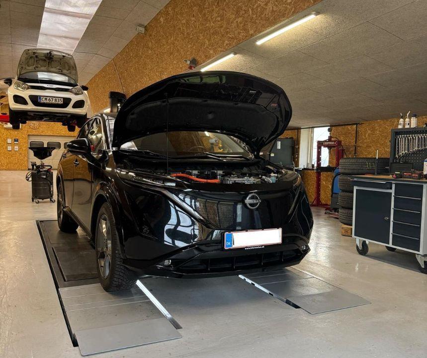 Autotekniker v/Kim Skytthe tilbyder førstegangsservice på elbiler