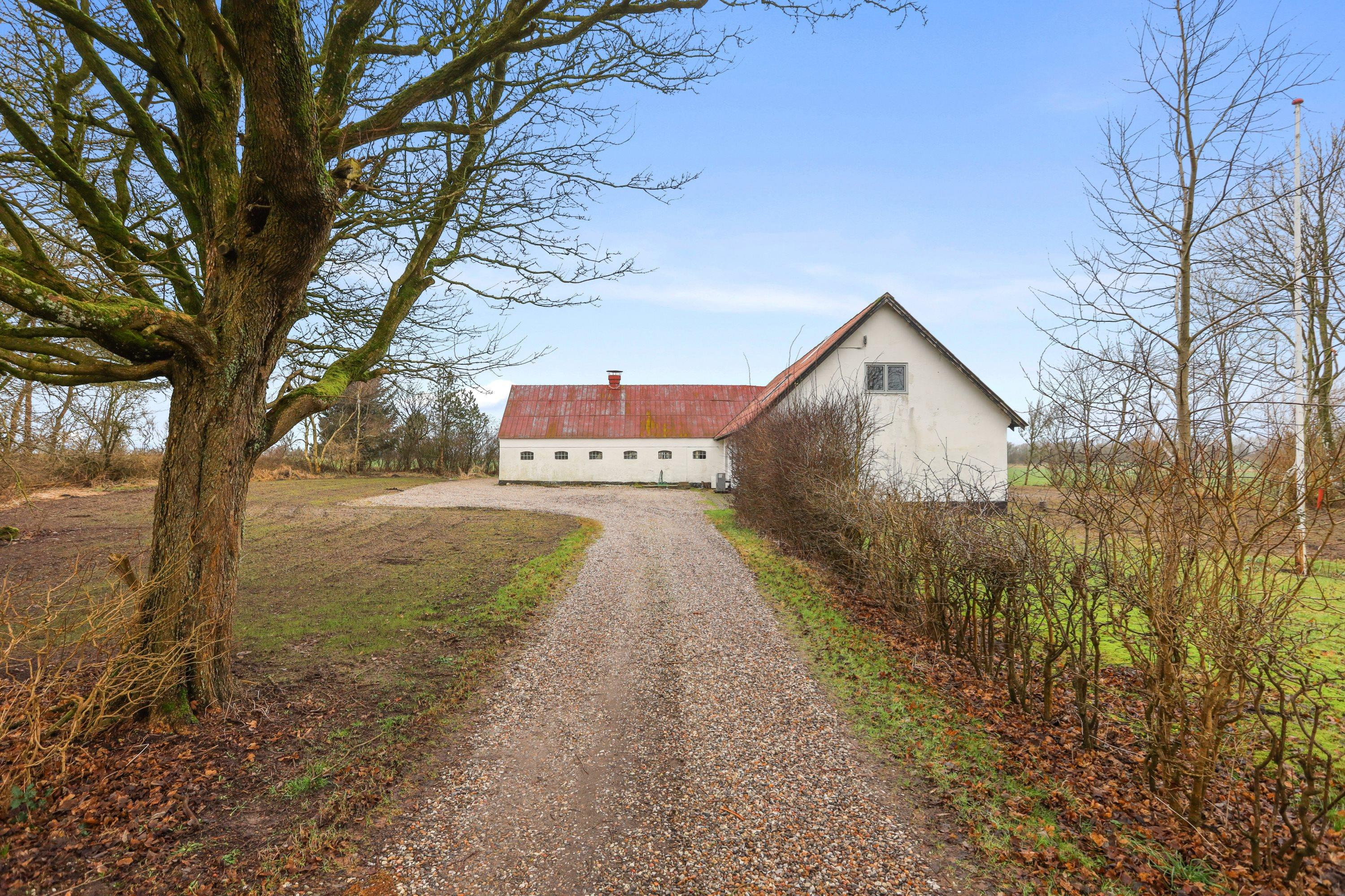 Gennemrenoveret landejendom på Padkærgårdsvej med naturskøn grund tæt på Løgstør