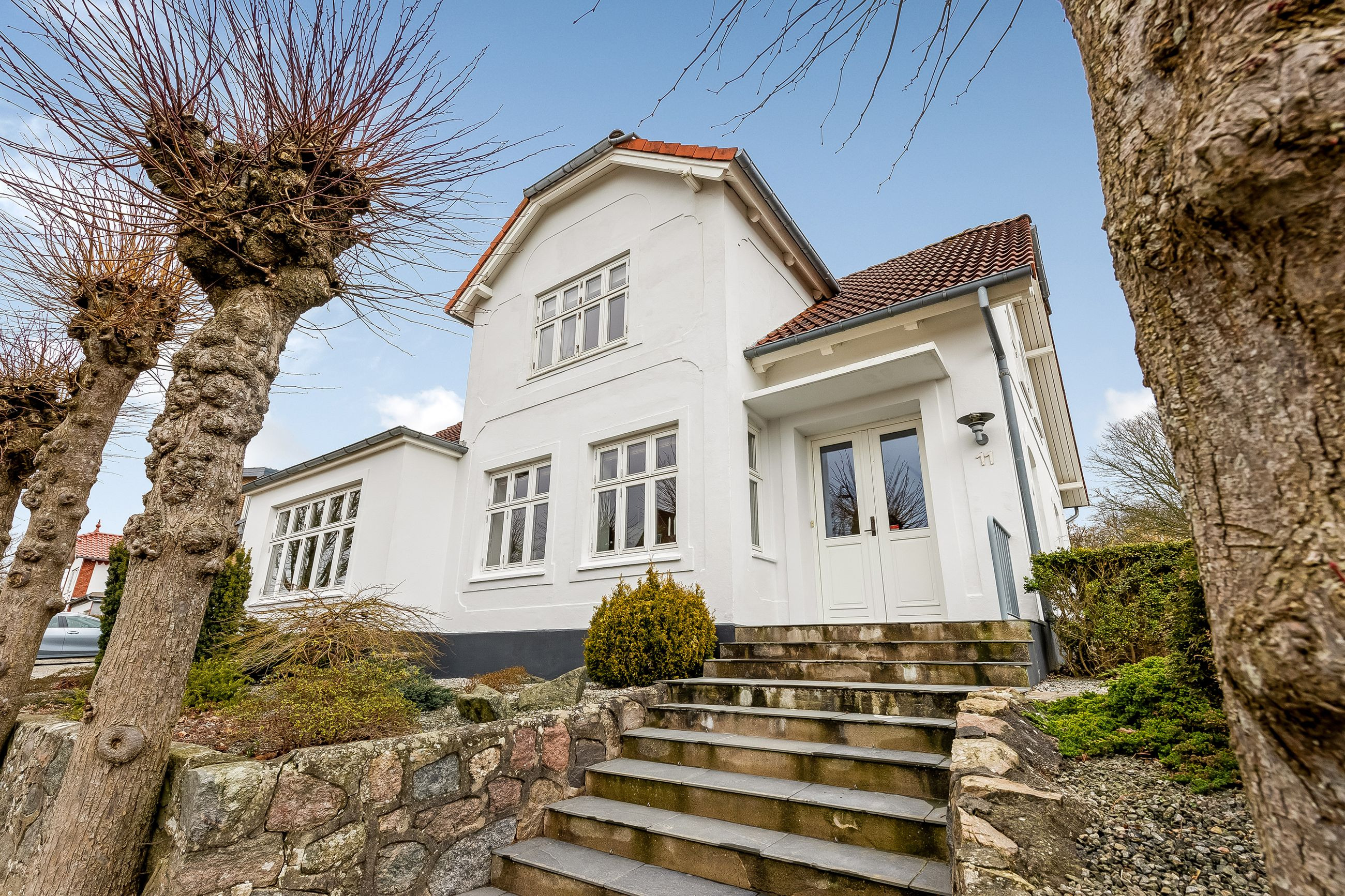 Smuk, velindrettet ejendom med en velanlagt have og en skøn beliggenhed