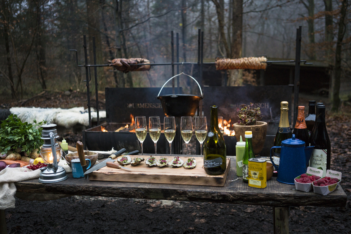 Gourmetmadlavning over bål: En oplevelse for alle sanser