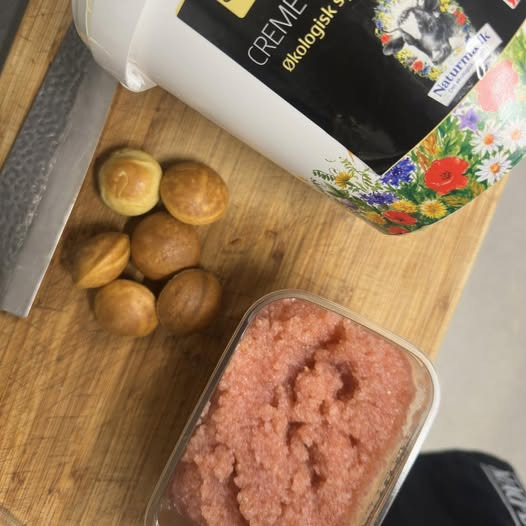 Den Hvide Hest Kolding præsenterer en luksuriøs forårssnack: Stenbiderrogn på vaffel