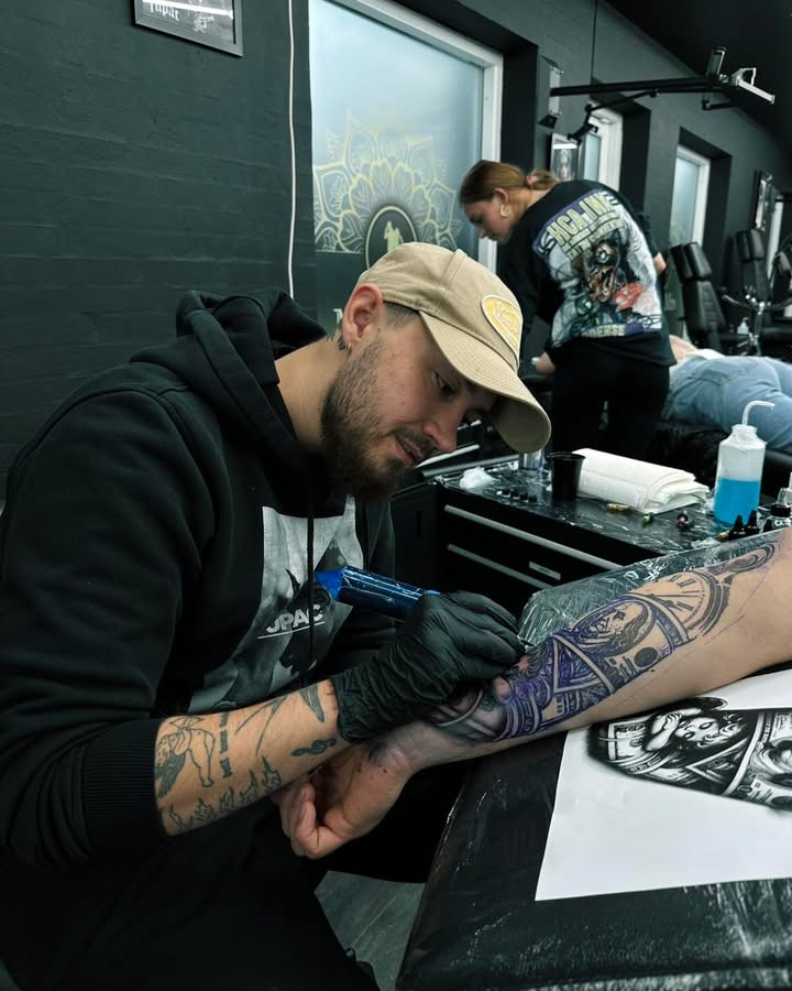 Book tid til tatovering hos Mads i januar hos Mr. & Mrs. Tattoo