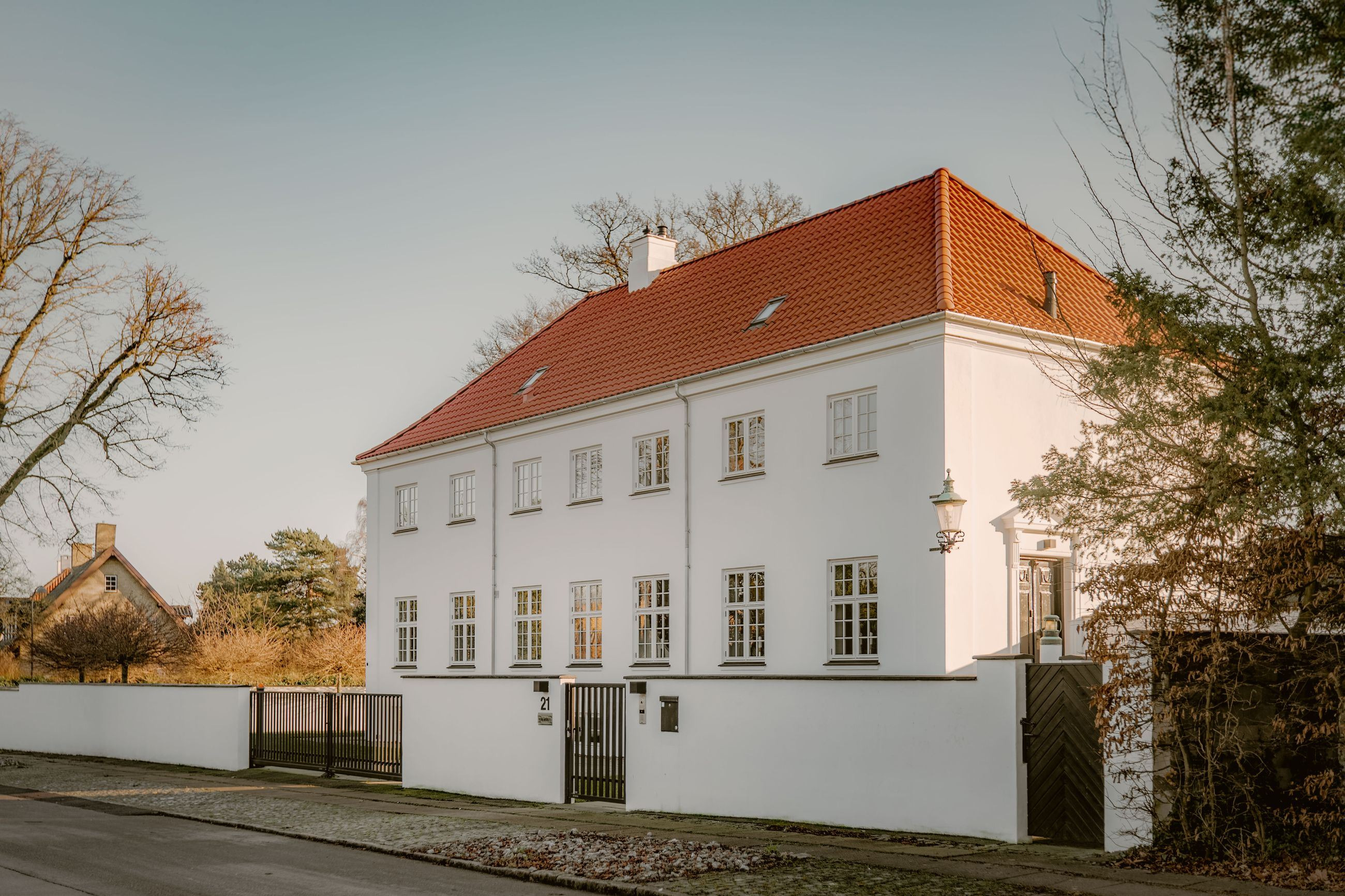 Luksusbolig netop kommet til salg i Hellerup: Se hvad du skal smide for Hellerups dyreste adresser her