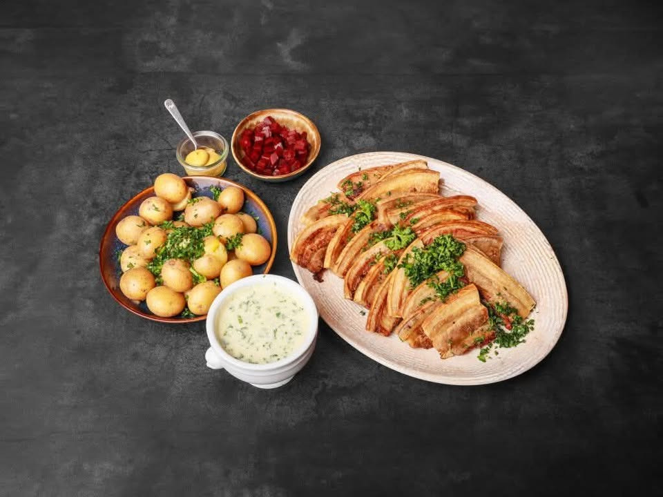 Café Tidslös inviterer til stegt flæsk med persillesovs fra mandag til onsdag