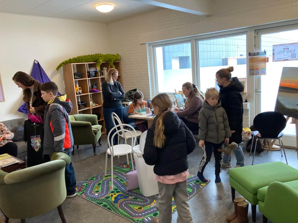 Kreativ dag hos 2HandStore med kunst og genbrug på programmet