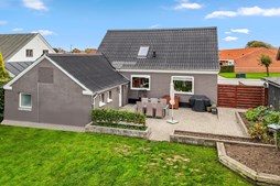 Til salg hos Mæglerhuset: Velholdt villa med lukket have i Vester Hassing