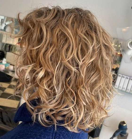 Chlou viser, hvordan balayageteknikken giver liv til naturkrøller hos Nanna