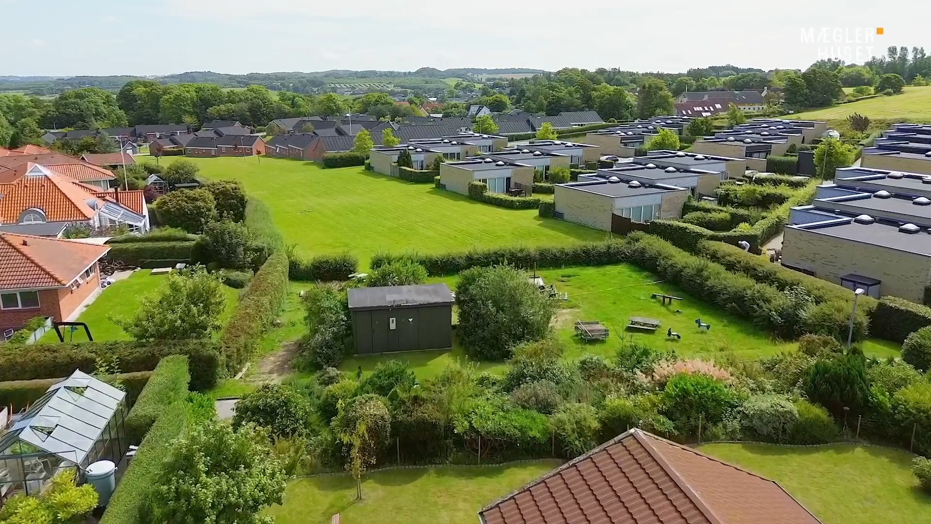 Mæglerhuset Aalborg: Velholdt etplansvilla i naturskønne Visse til ny pris 2.495.000 kr.