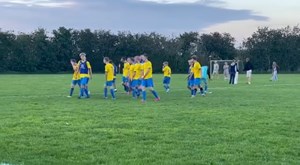 Dronningborg U16 tog vigtig hjemmesejr efter målfest: “Det blev en noget rodet kamp på en blød og langhåret bane.”