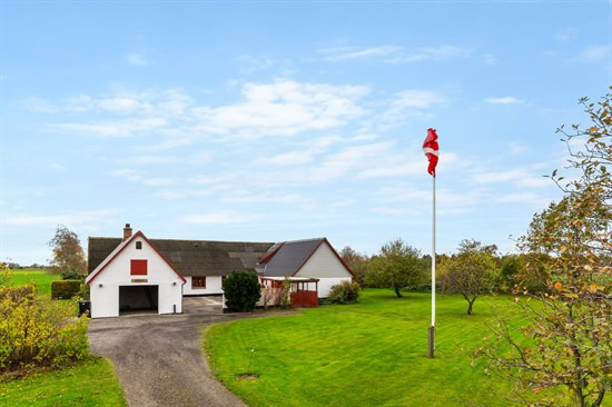 Rønnevej 51 og 1 anden boliger er kommet til salg denne uge i Aakirkeby - se boligerne her.
