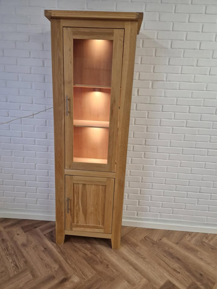 Hovelind Møbler tilbyder brugt vitrineskab i egetræ med lys til 3250 kr.