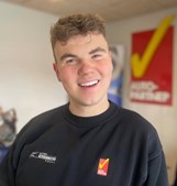 Ulsted Autoværksted præsenterer lærling Magnus Christensen, nu halvvejs gennem uddannelsen