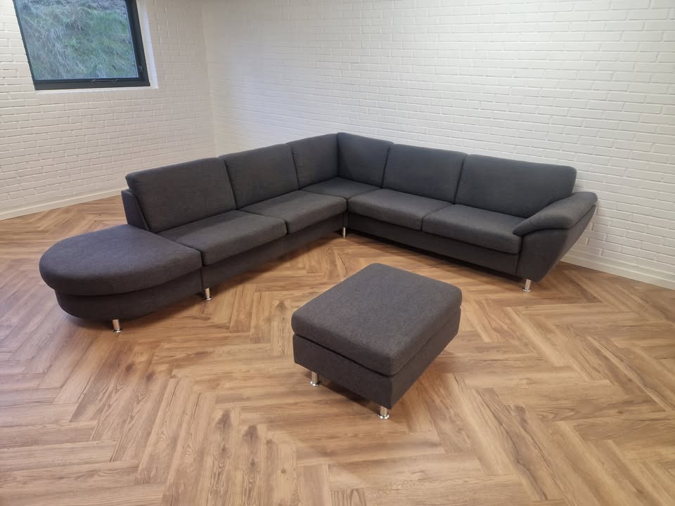 HOVELIND MØBLER tilbyder brugt hjørnesofa i navy blå til afhentning