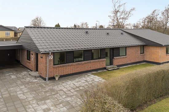 Løvsangervej 10 og 1 anden boliger er kommet til salg denne uge i Aars - se boligerne her.